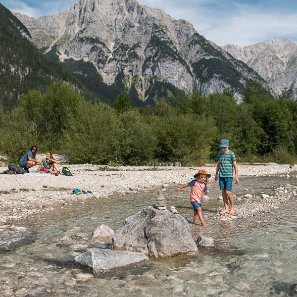 familie am ufer der leutascher ache