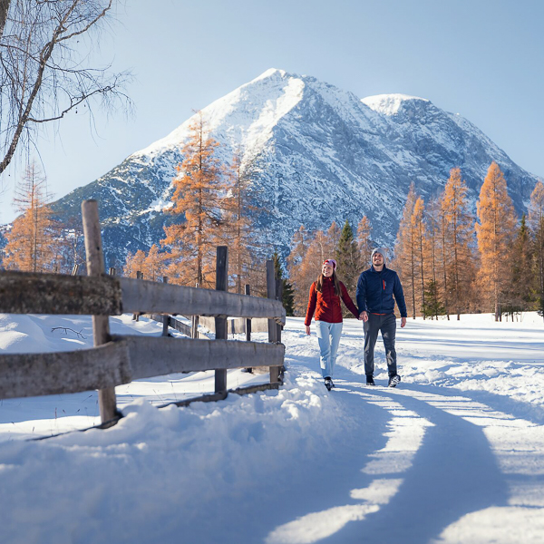 oberer wiesenweg im frühwinter paar auf weg mit hohe munde im h